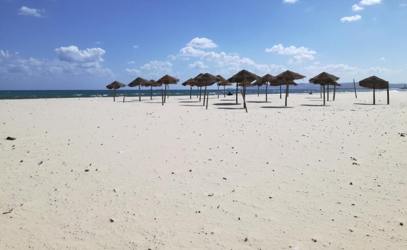 Bizerte Beach'in fotoğrafı kahverengi kum yüzey ile