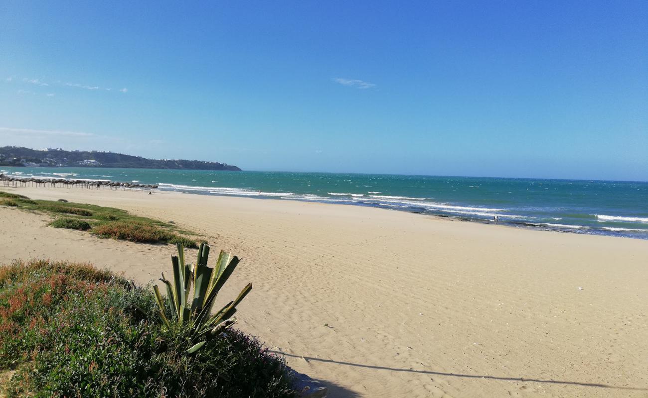 Plage de La Marsa'in fotoğrafı parlak ince kum yüzey ile