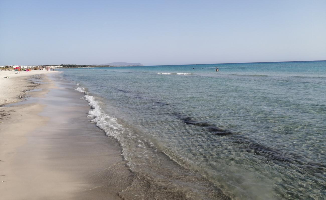 Hammam El Ghezaz'in fotoğrafı parlak kum yüzey ile