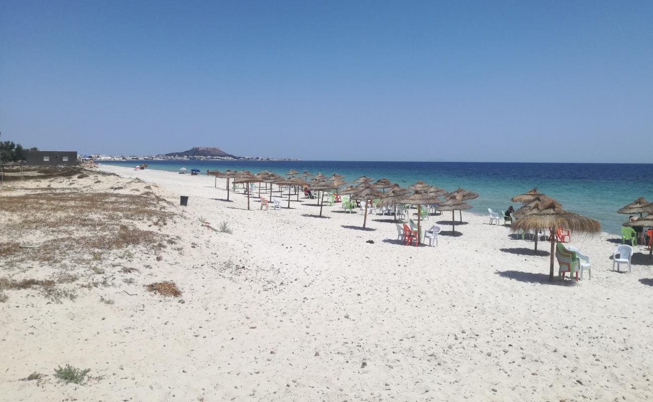 Ain Grenz Beach'in fotoğrafı parlak ince kum yüzey ile