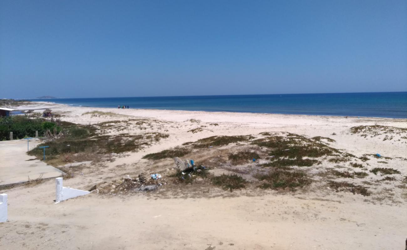 EL Mrigueb Beach'in fotoğrafı parlak ince kum yüzey ile