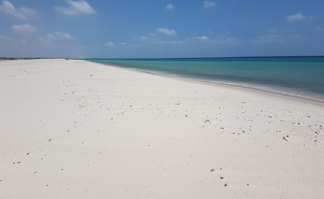 Menzel Or beach'in fotoğrafı parlak ince kum yüzey ile