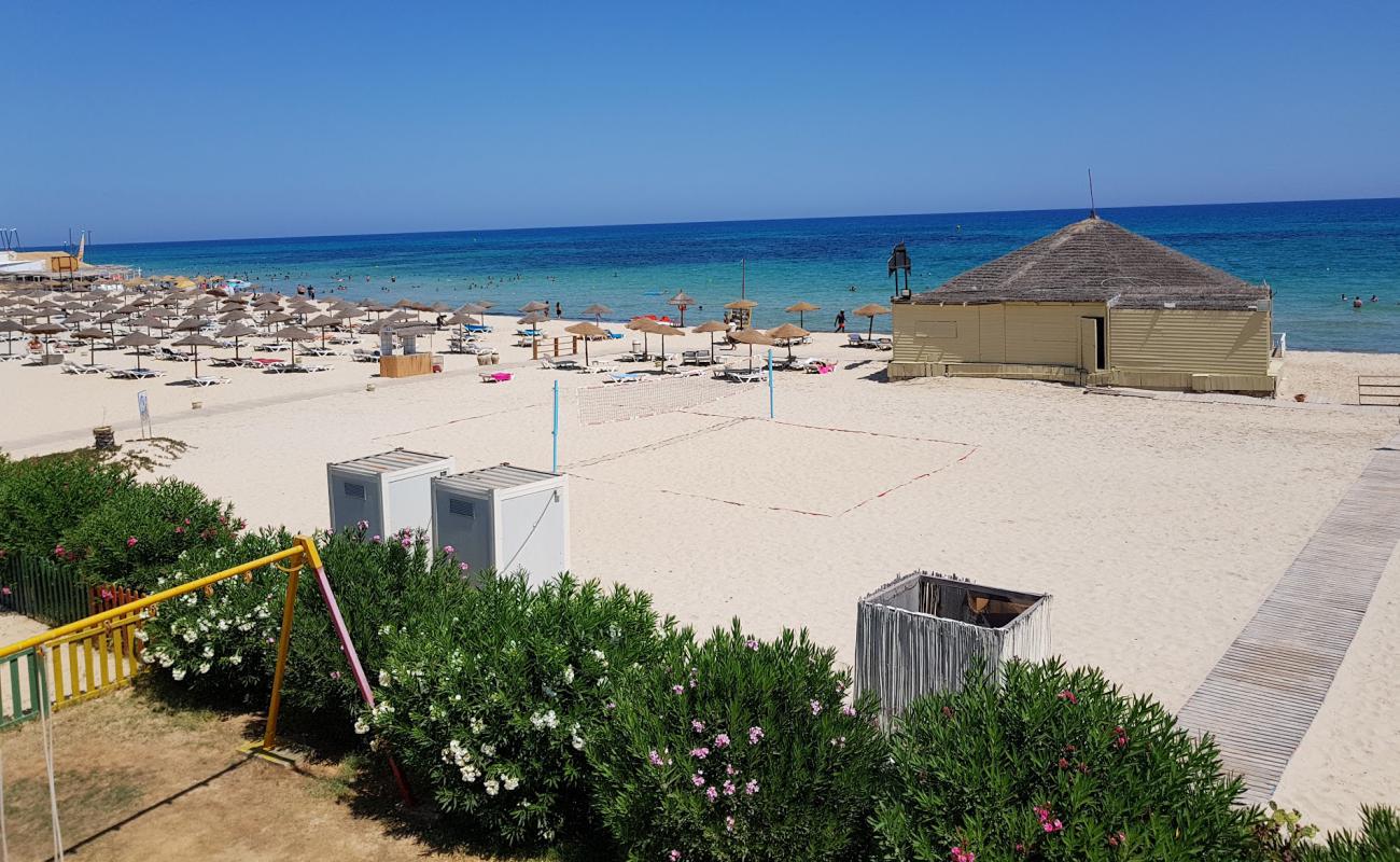 Plage de Hammamet'in fotoğrafı parlak kum yüzey ile