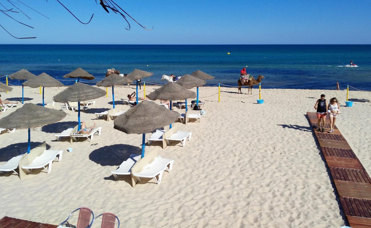 Plage Jinene Hammamet'in fotoğrafı i̇nce bej kum yüzey ile