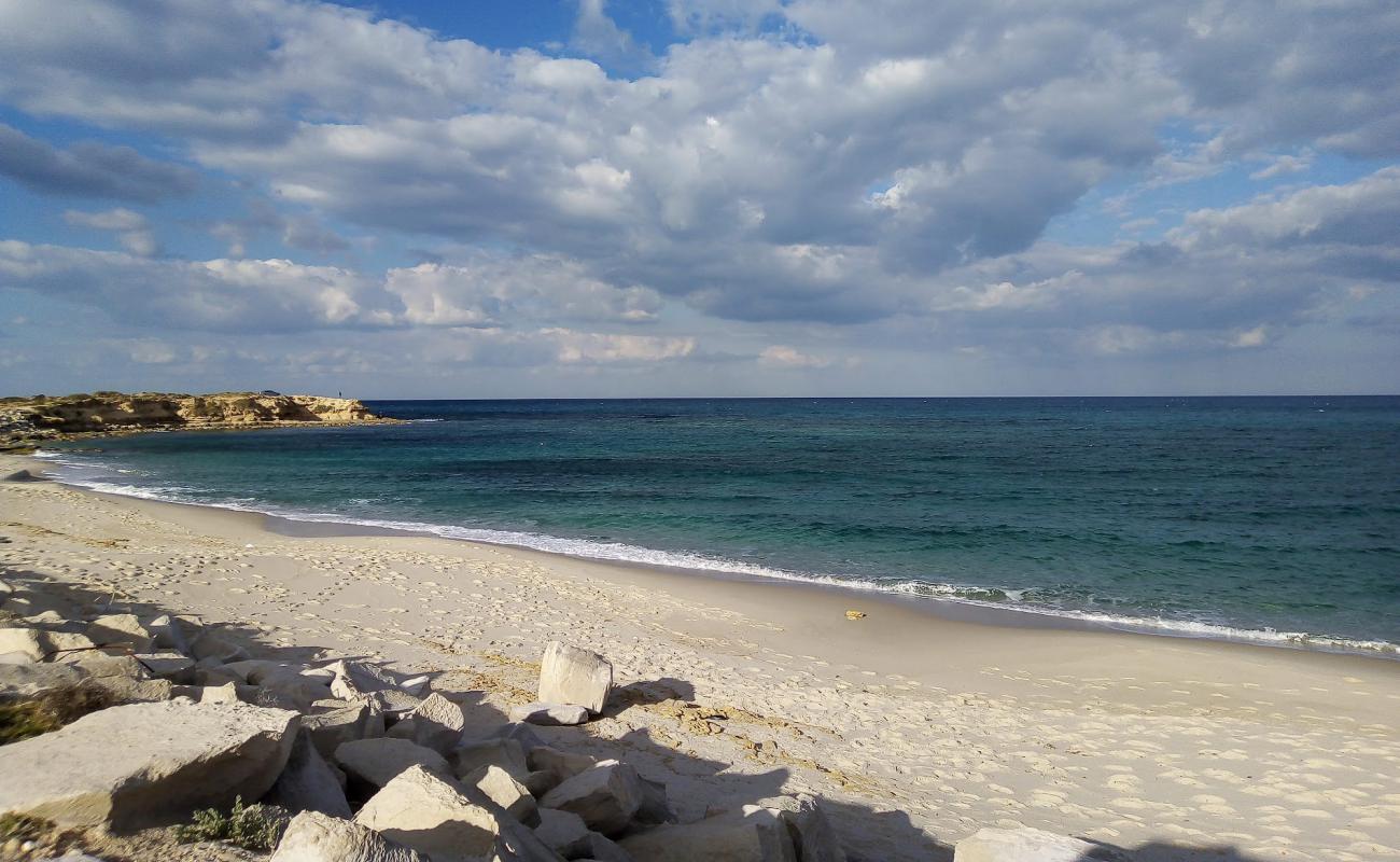 Harqalah Beach'in fotoğrafı açık bej kum yüzey ile