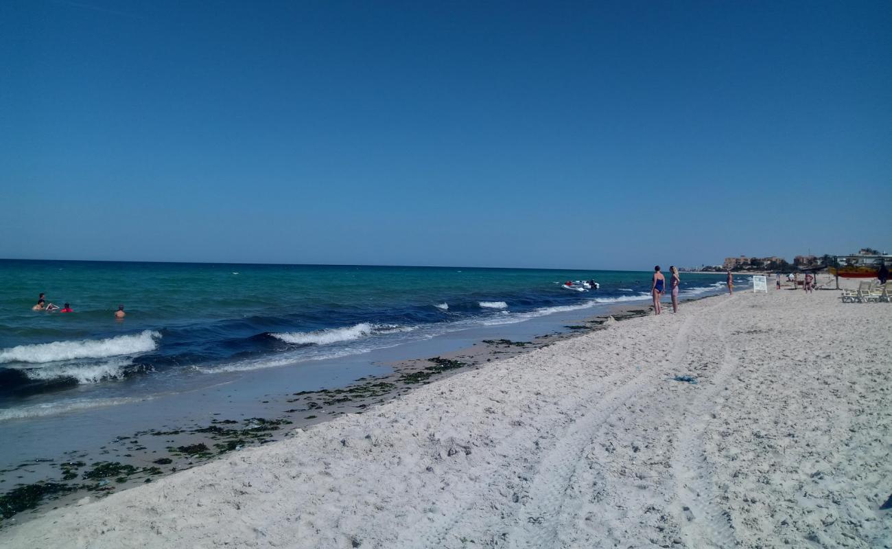 Happy beach'in fotoğrafı beyaz ince kum yüzey ile