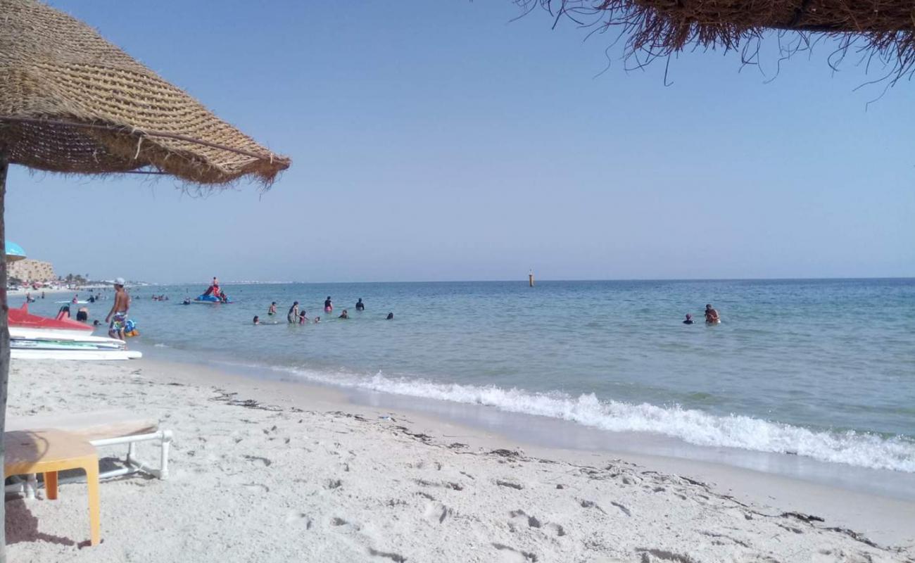 Plage Chott Mariem'in fotoğrafı beyaz kum yüzey ile