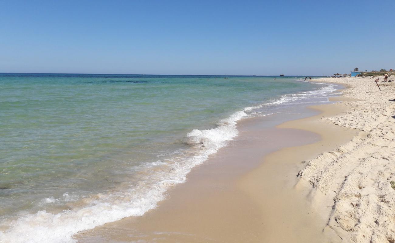 El Menchia beach'in fotoğrafı beyaz ince kum yüzey ile