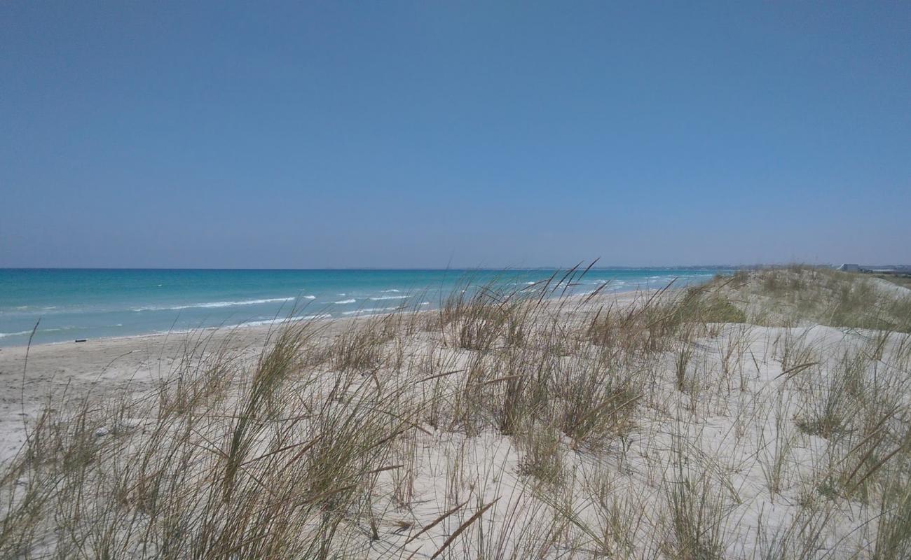 Chraff beach'in fotoğrafı beyaz kum yüzey ile