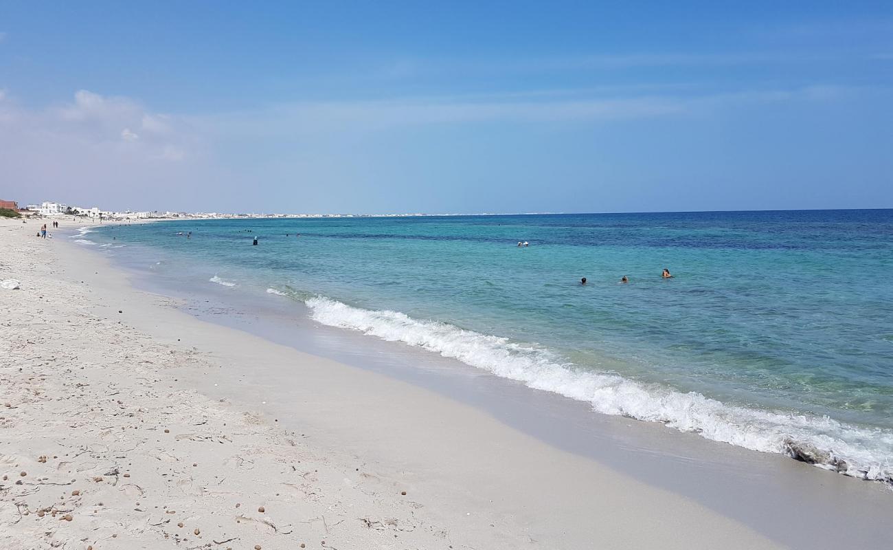 Plage Salakta'in fotoğrafı beyaz kum yüzey ile