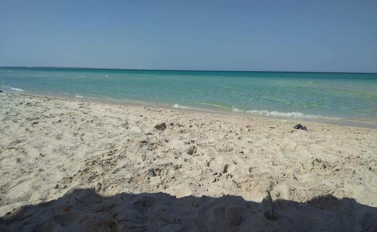 Ghabana beach'in fotoğrafı beyaz kum yüzey ile