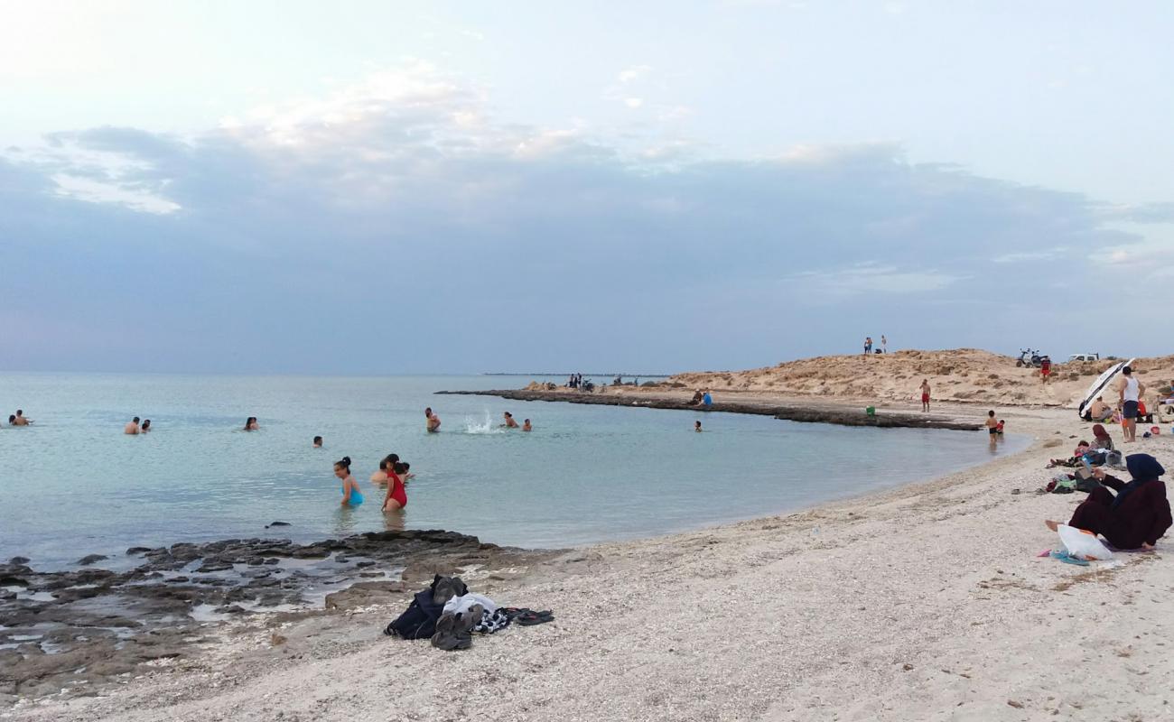 Sheikh Yahya beach'in fotoğrafı beyaz kum yüzey ile