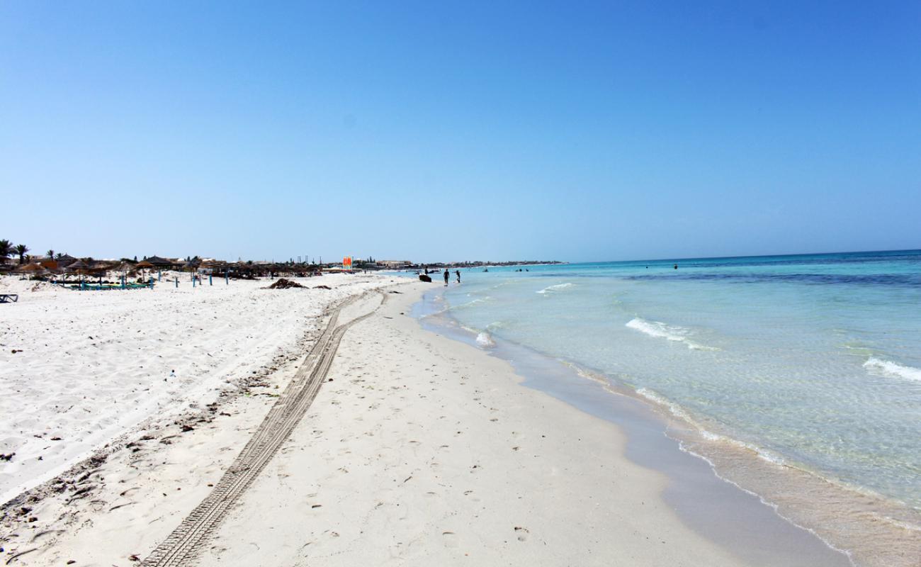 Sir Mehrez beach'in fotoğrafı beyaz kum yüzey ile