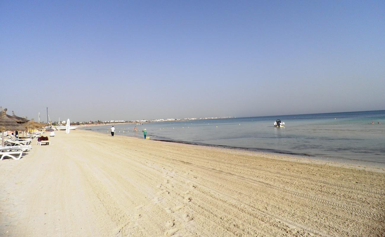 Plage Dar Djerba'in fotoğrafı beyaz kum yüzey ile