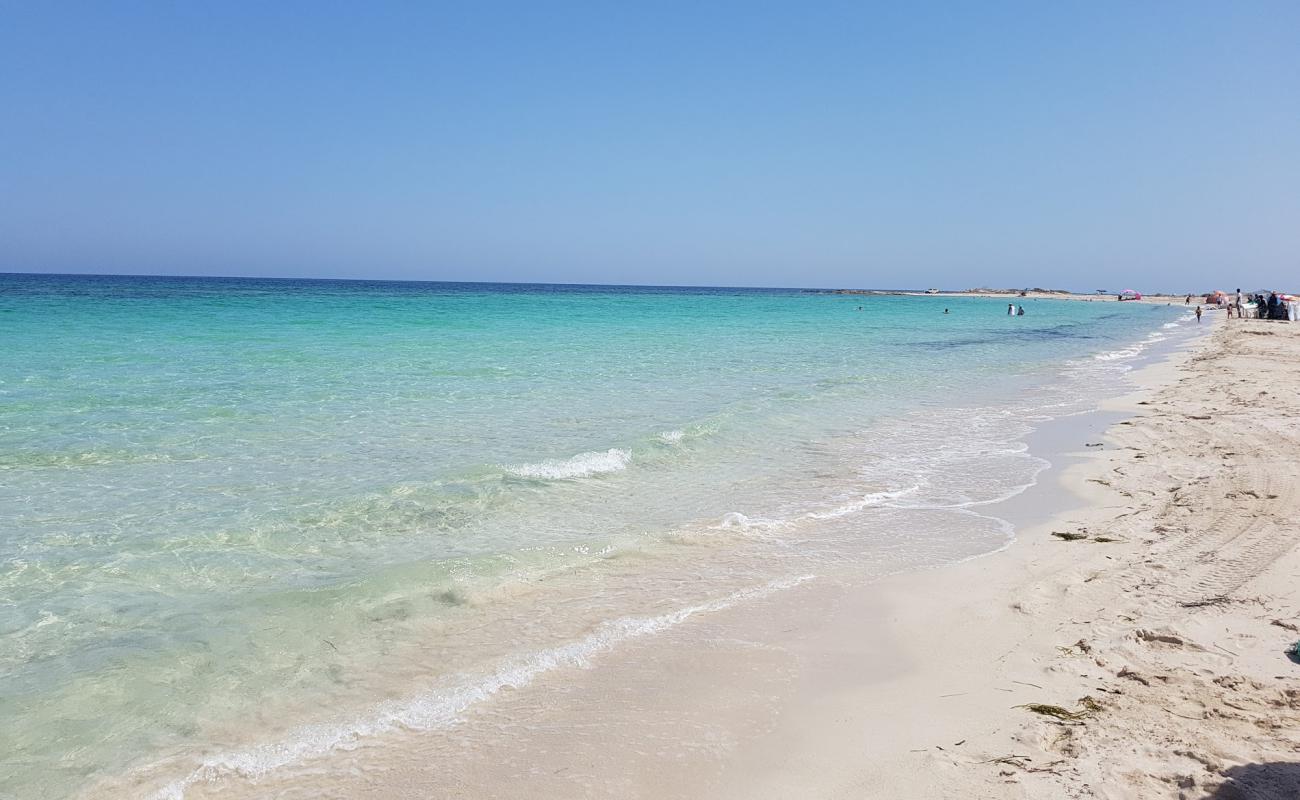 Lella Hadhria beach'in fotoğrafı beyaz kum yüzey ile