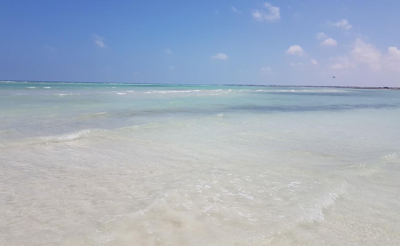 Hessi Jerbi beach'in fotoğrafı beyaz kum yüzey ile