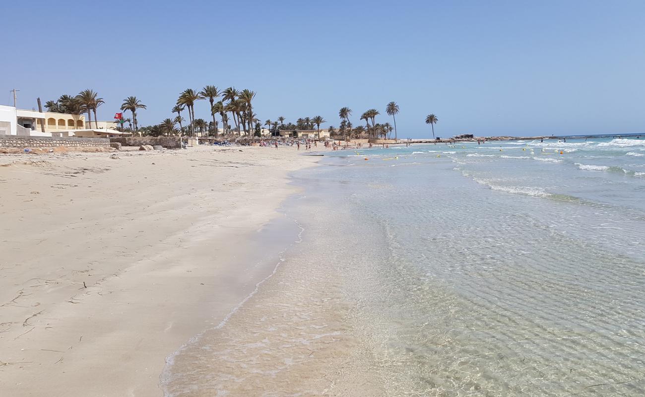 Al-Swehel beach'in fotoğrafı beyaz kum yüzey ile