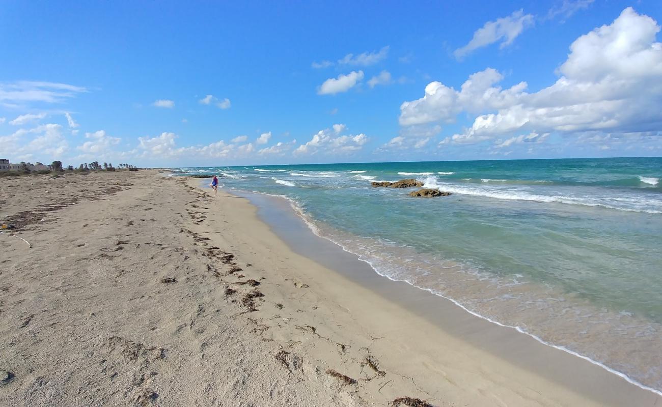 Al Batwar beach'in fotoğrafı beyaz kum yüzey ile