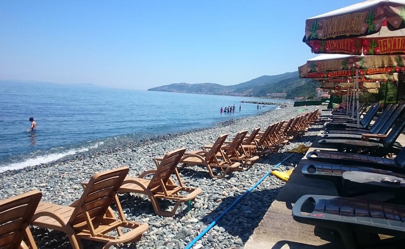Reis Aile beach'in fotoğrafı gri çakıl taşı yüzey ile