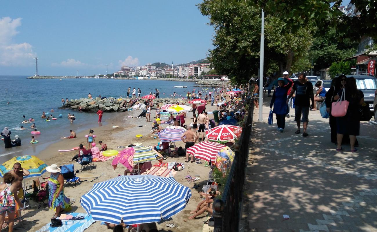 Taka beach'in fotoğrafı siyah kum ve çakıllar yüzey ile