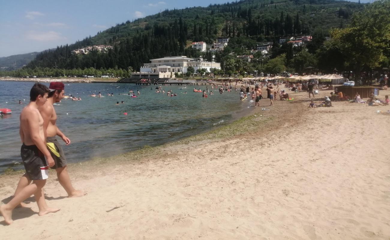 Karamursel beach'in fotoğrafı kahverengi kum yüzey ile