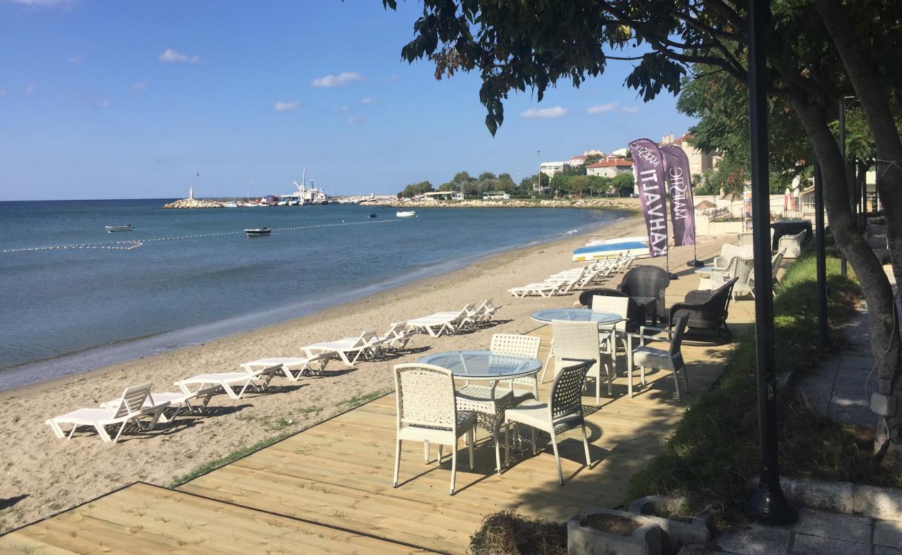 Duruman beach'in fotoğrafı kahverengi kum yüzey ile
