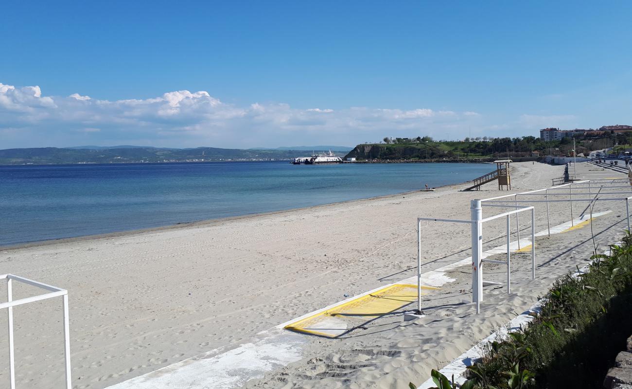 Hamzakoy beach'in fotoğrafı kahverengi kum yüzey ile