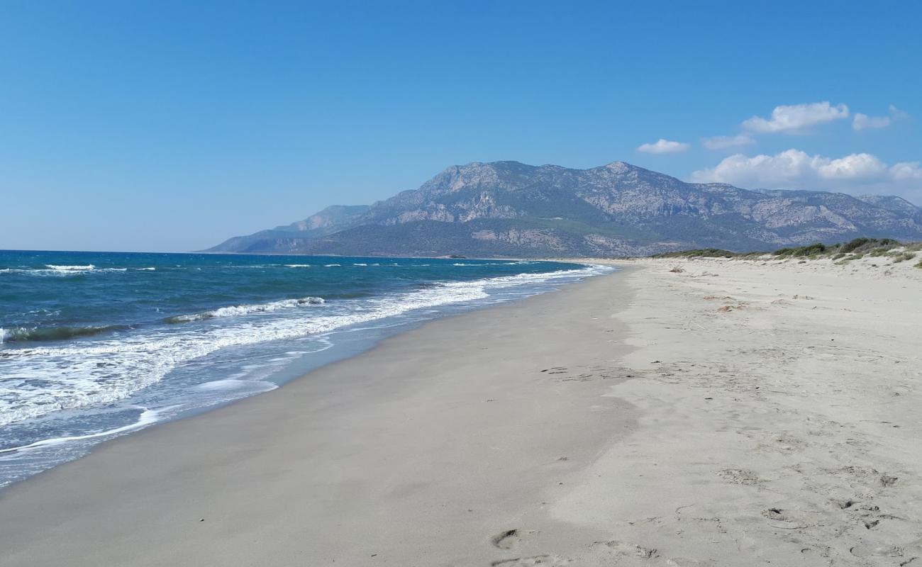 Kumluova beach'in fotoğrafı kahverengi kum yüzey ile