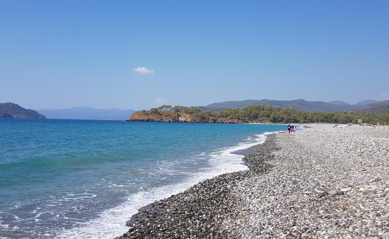 Karaot beach'in fotoğrafı gri kum ve çakıl yüzey ile