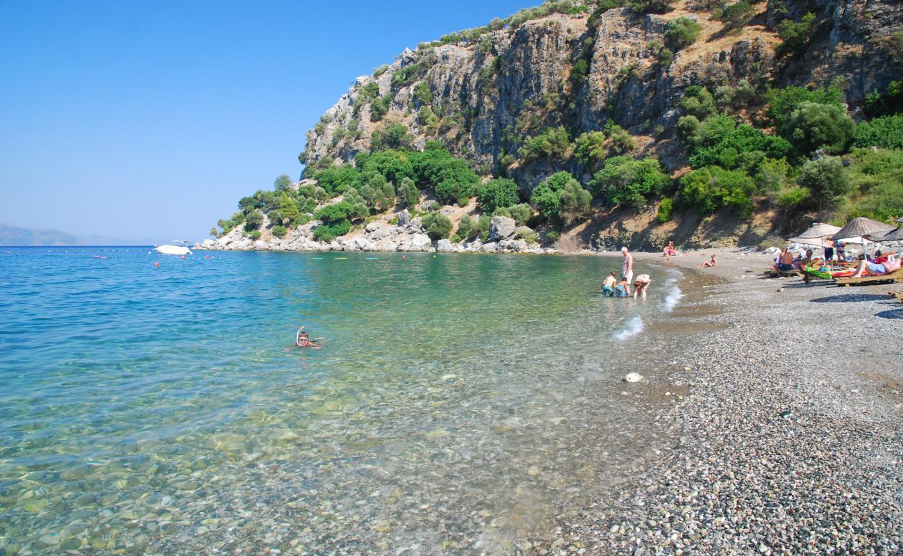 Amos beach'in fotoğrafı gri ince çakıl taş yüzey ile