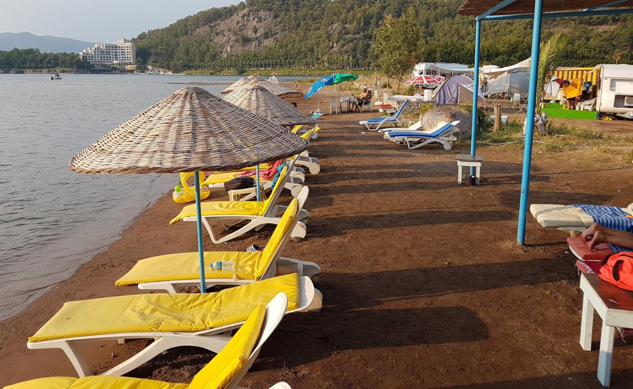Turgut beach'in fotoğrafı kahverengi kum yüzey ile