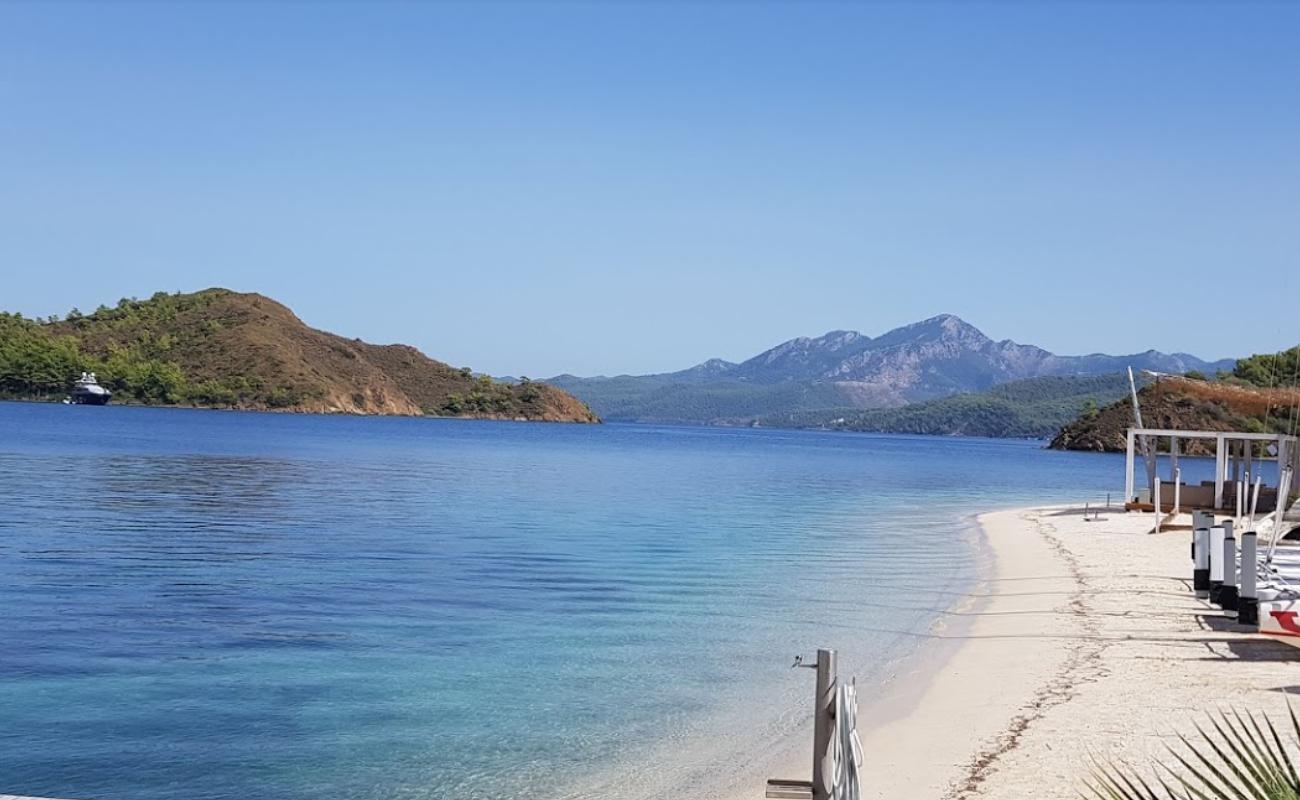 Manos Tavşan Plajı'in fotoğrafı parlak ince kum yüzey ile