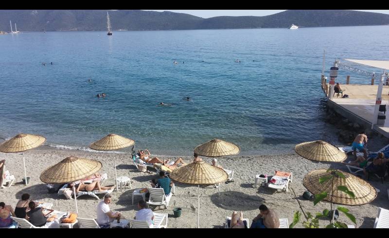 Icmeler beach'in fotoğrafı hafif ince çakıl taş yüzey ile