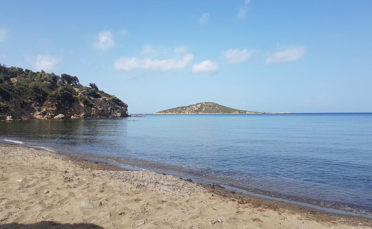 Gumusluk beach'in fotoğrafı bej kum ve çakıl yüzey ile