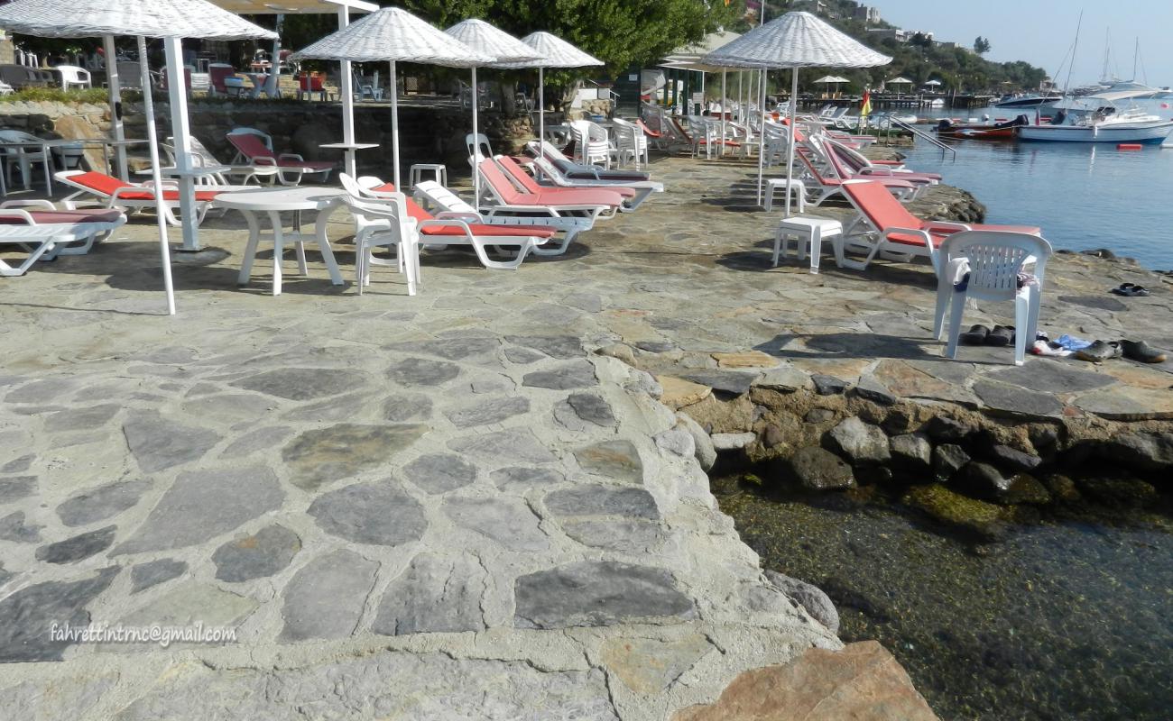 Los Hebilos beach'in fotoğrafı beton kaplı yüzey yüzey ile