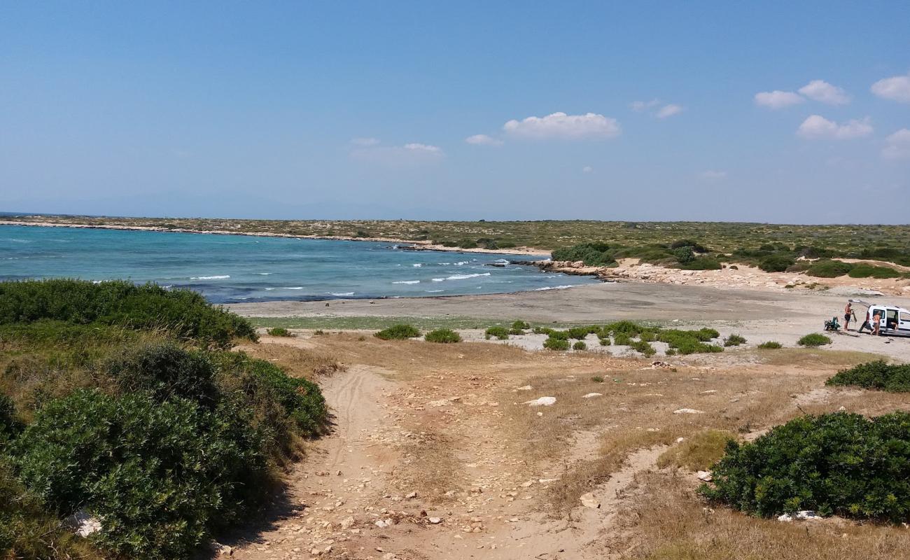 Zırtlan Deliği'in fotoğrafı gri kum yüzey ile