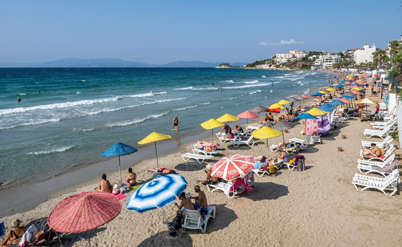 Kusadasi Ladies beach'in fotoğrafı parlak ince kum yüzey ile