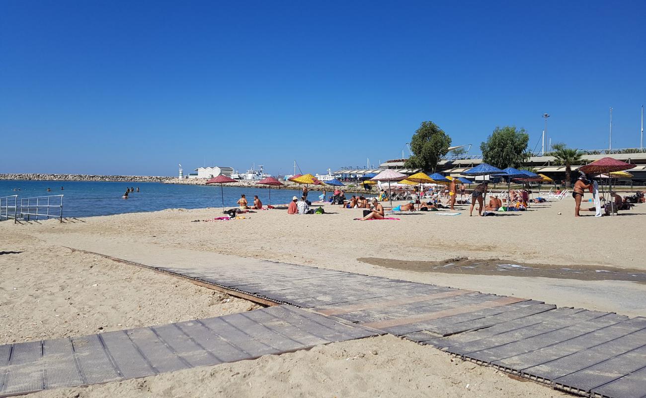 Kusadasi beach IV'in fotoğrafı parlak kum yüzey ile