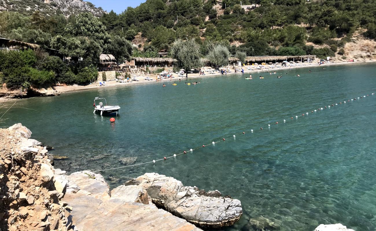 Ahmetbeyli Plajı III'in fotoğrafı bej kum ve çakıl yüzey ile