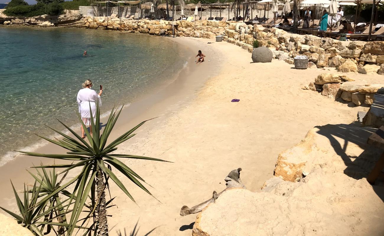 The Beach of Momo'in fotoğrafı parlak ince kum yüzey ile