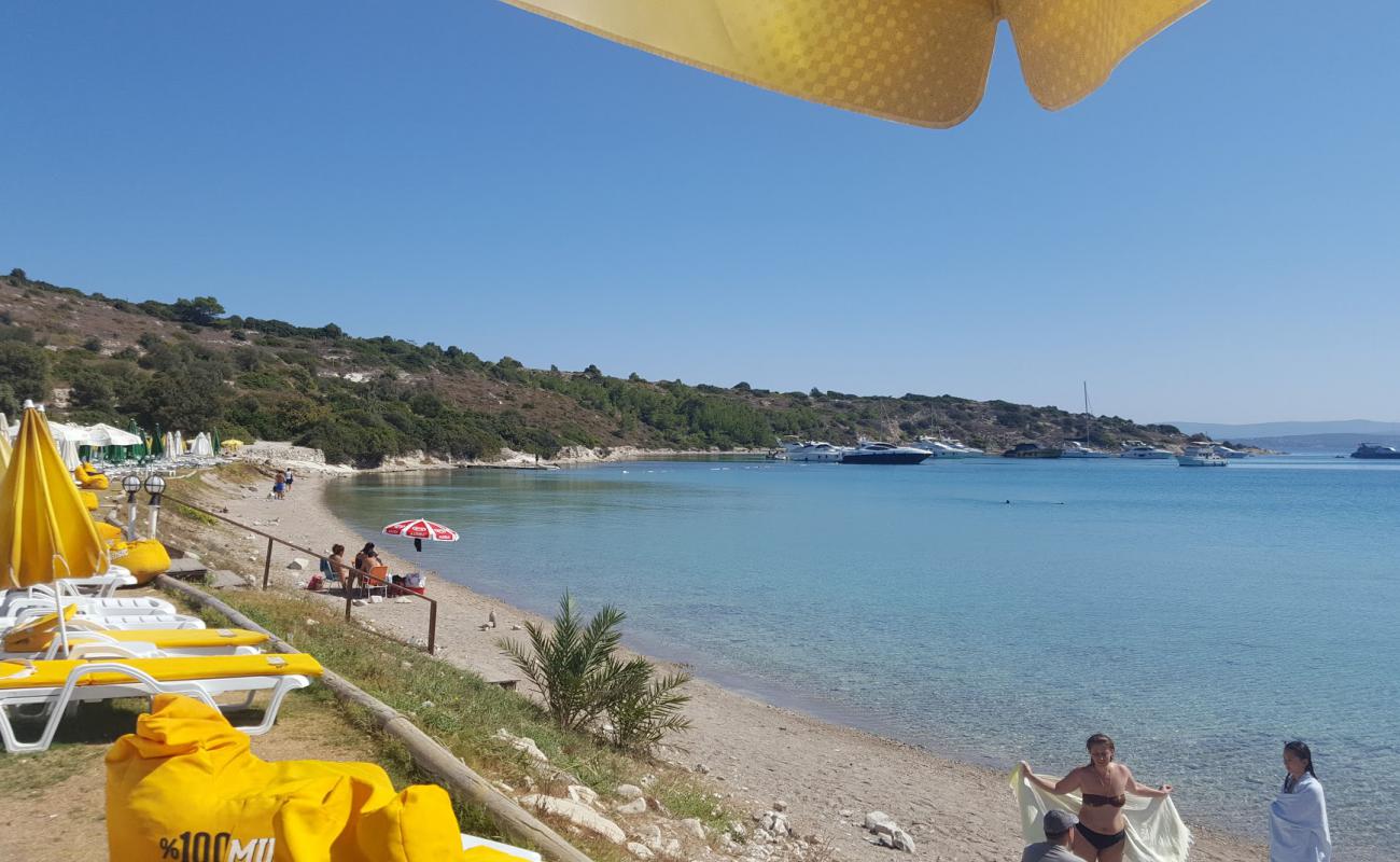 Sera Beach'in fotoğrafı taşlı kum yüzey ile