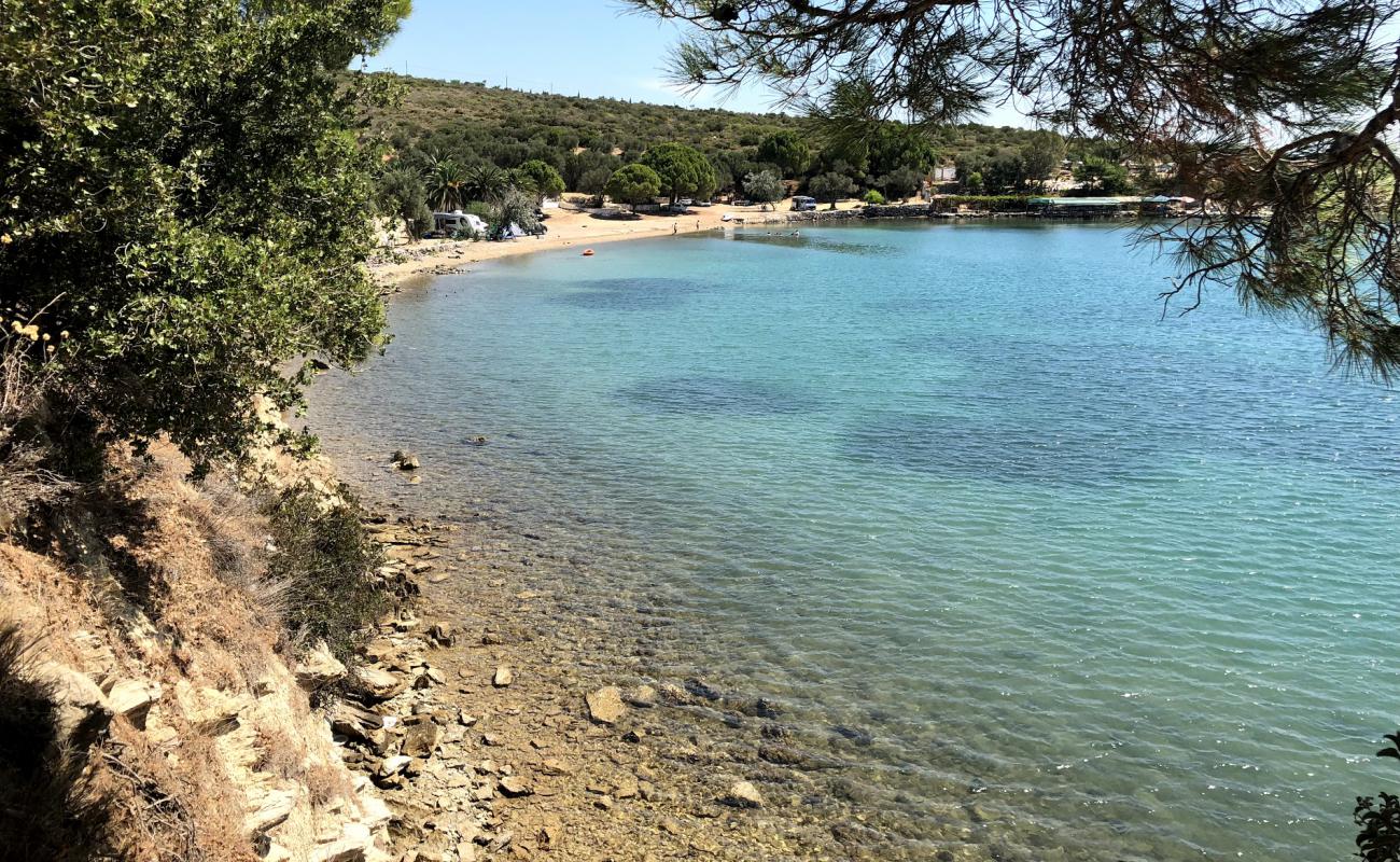Huzur Kamp Beach'in fotoğrafı taşlı kum yüzey ile