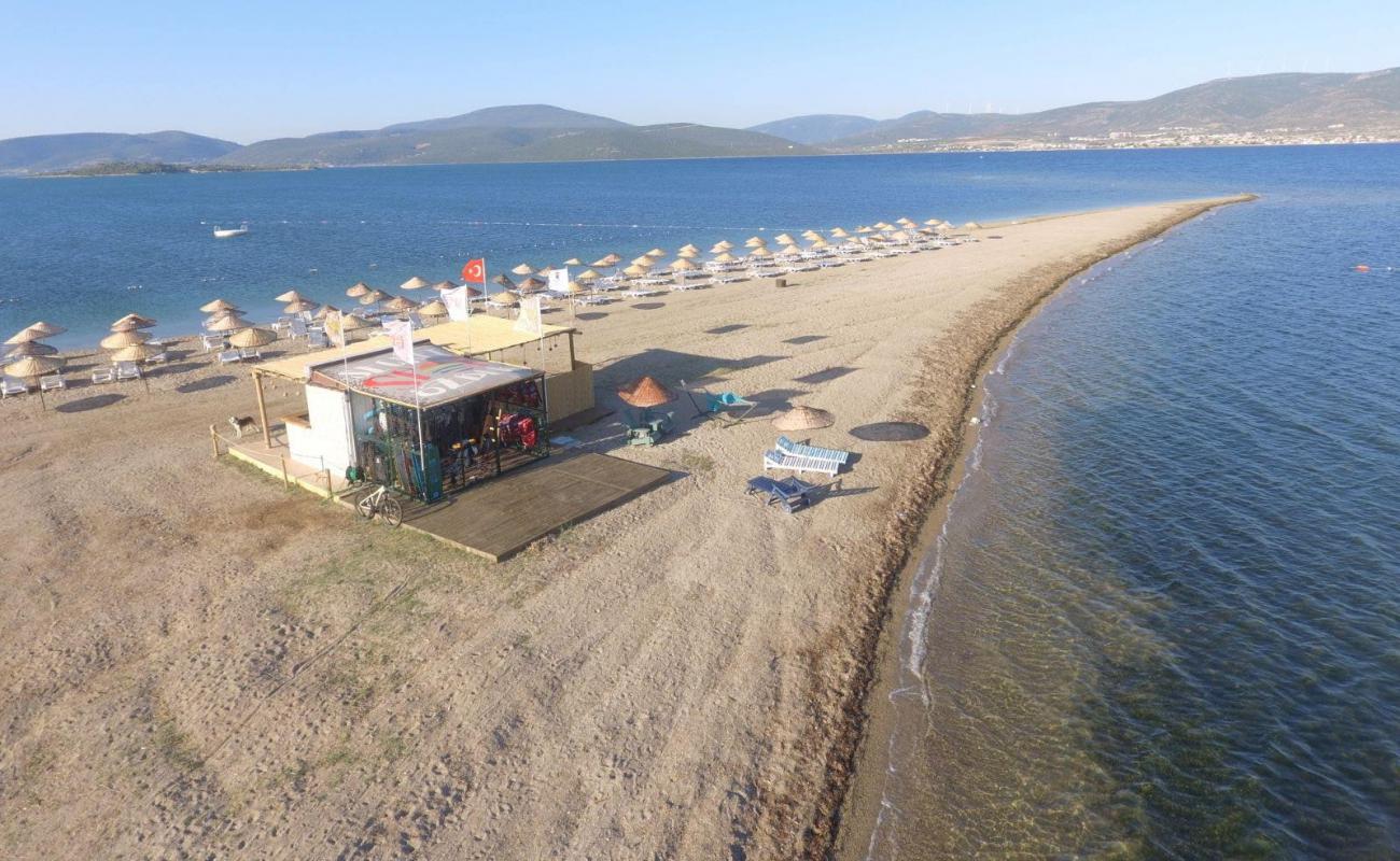 Ozbek Beach'in fotoğrafı küçük kahverengi çakıllar yüzey ile