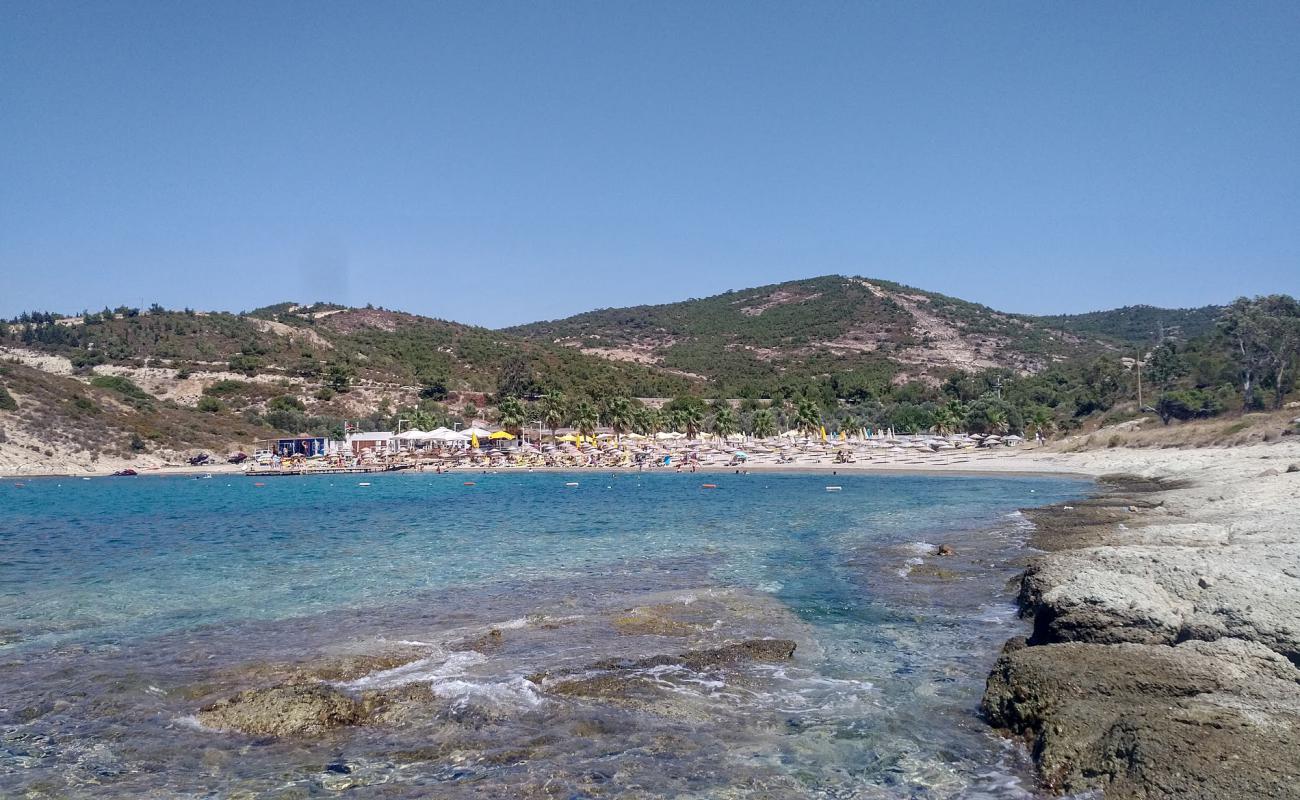 Bueno Club beach'in fotoğrafı küçük bej çakıl yüzey ile