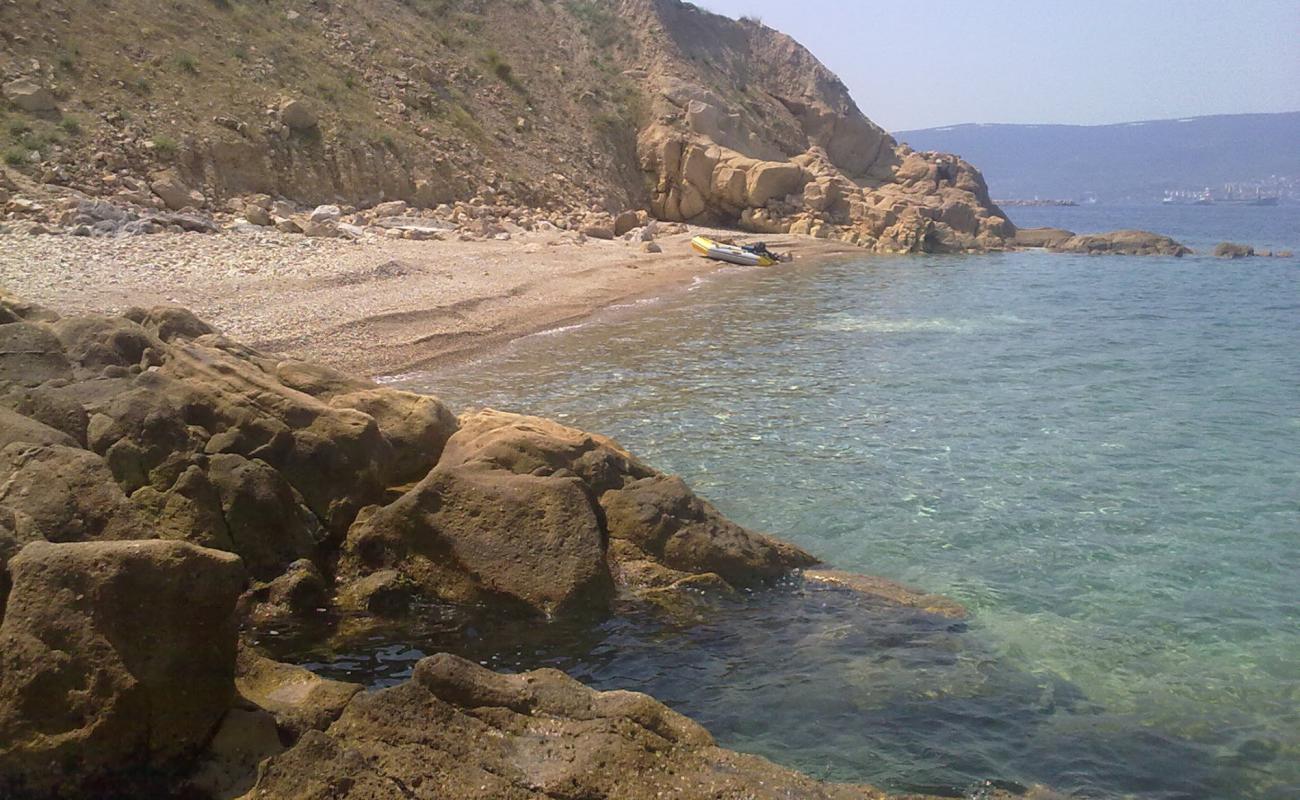 Cakmaklı Plajı IV'in fotoğrafı kahverengi çakıl yüzey ile