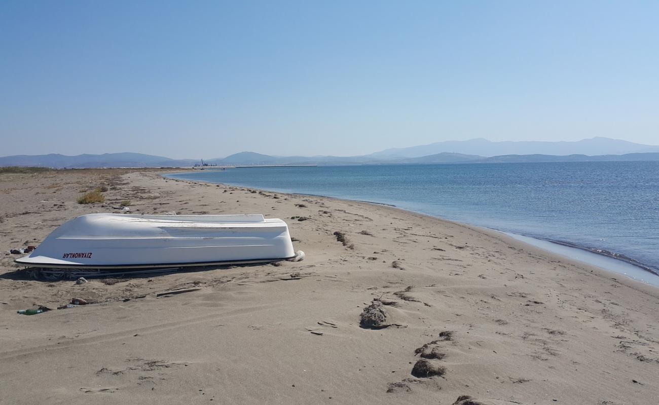 Antre beach'in fotoğrafı küçük bej çakıl yüzey ile