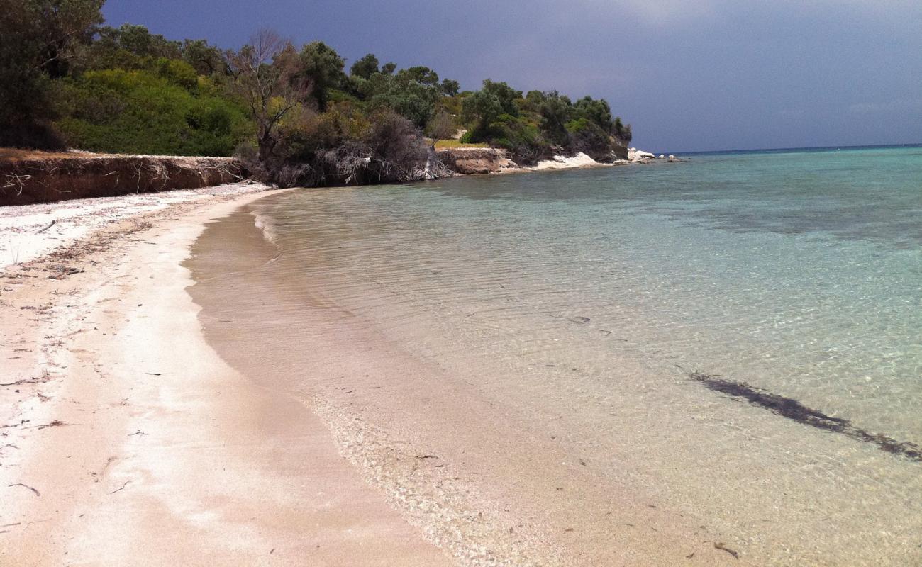 Garip beach'in fotoğrafı açık bej kum yüzey ile