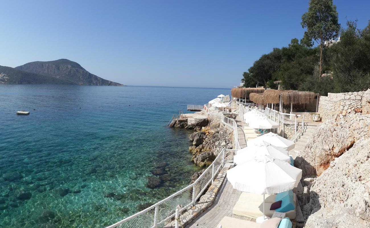 Yali Beach'in fotoğrafı beton kapak yüzey ile