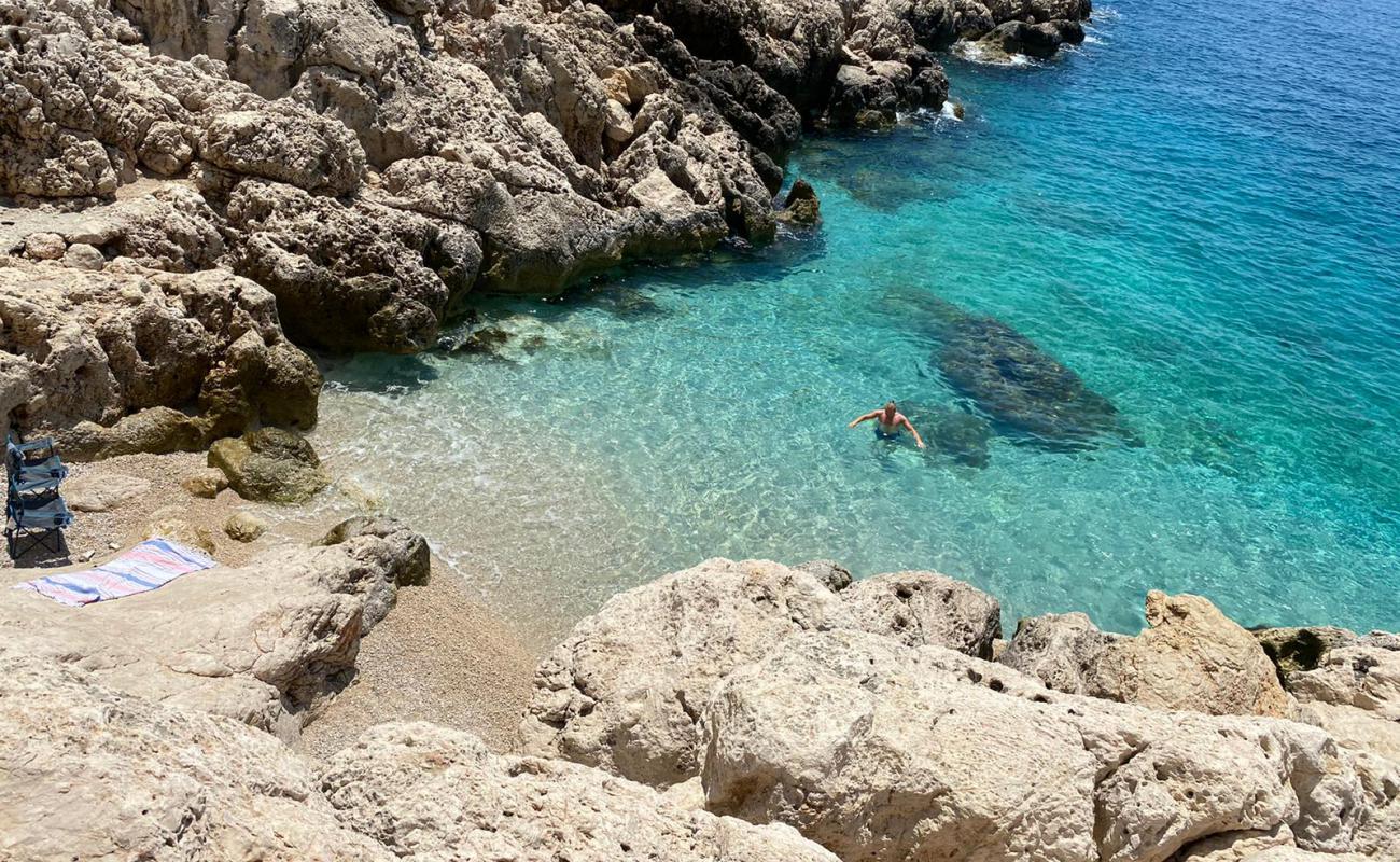 Single beach'in fotoğrafı hafif ince çakıl taş yüzey ile