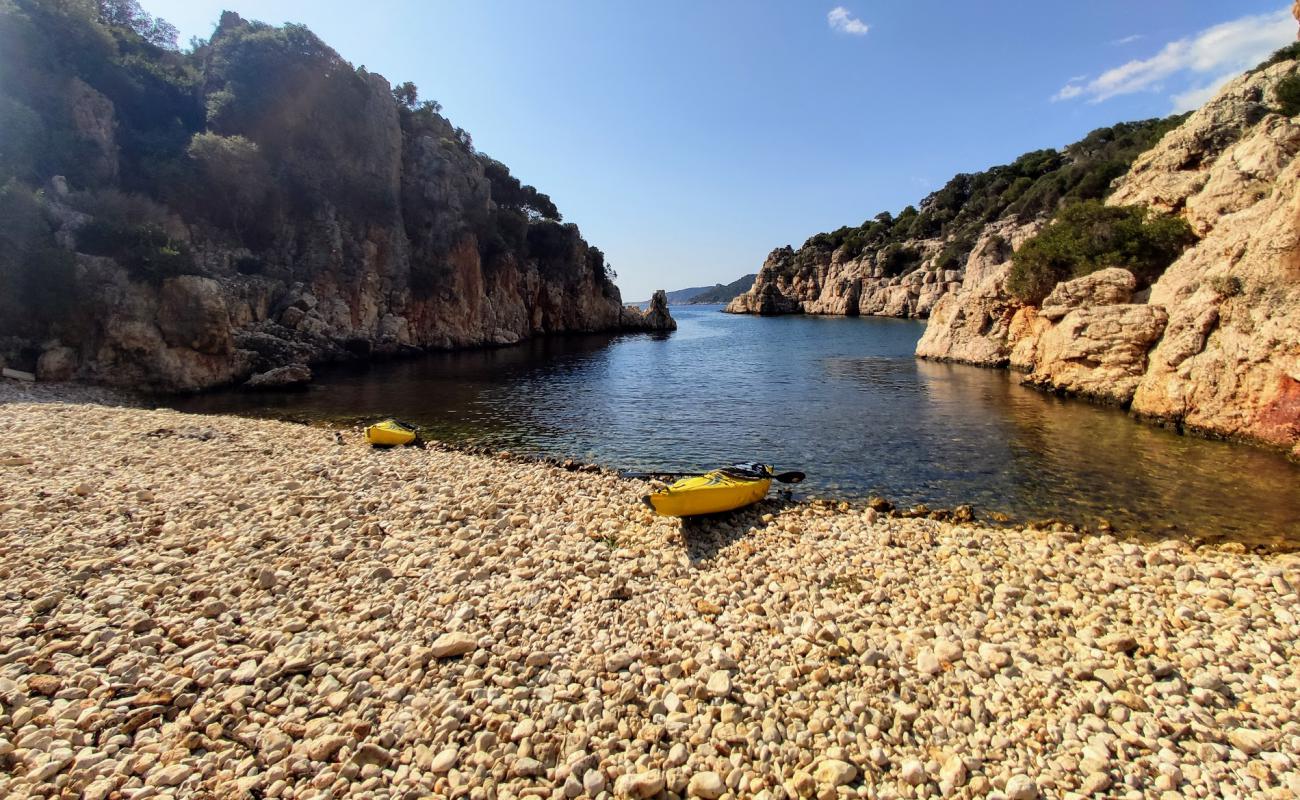 Inonu bay beach'in fotoğrafı hafif çakıl yüzey ile